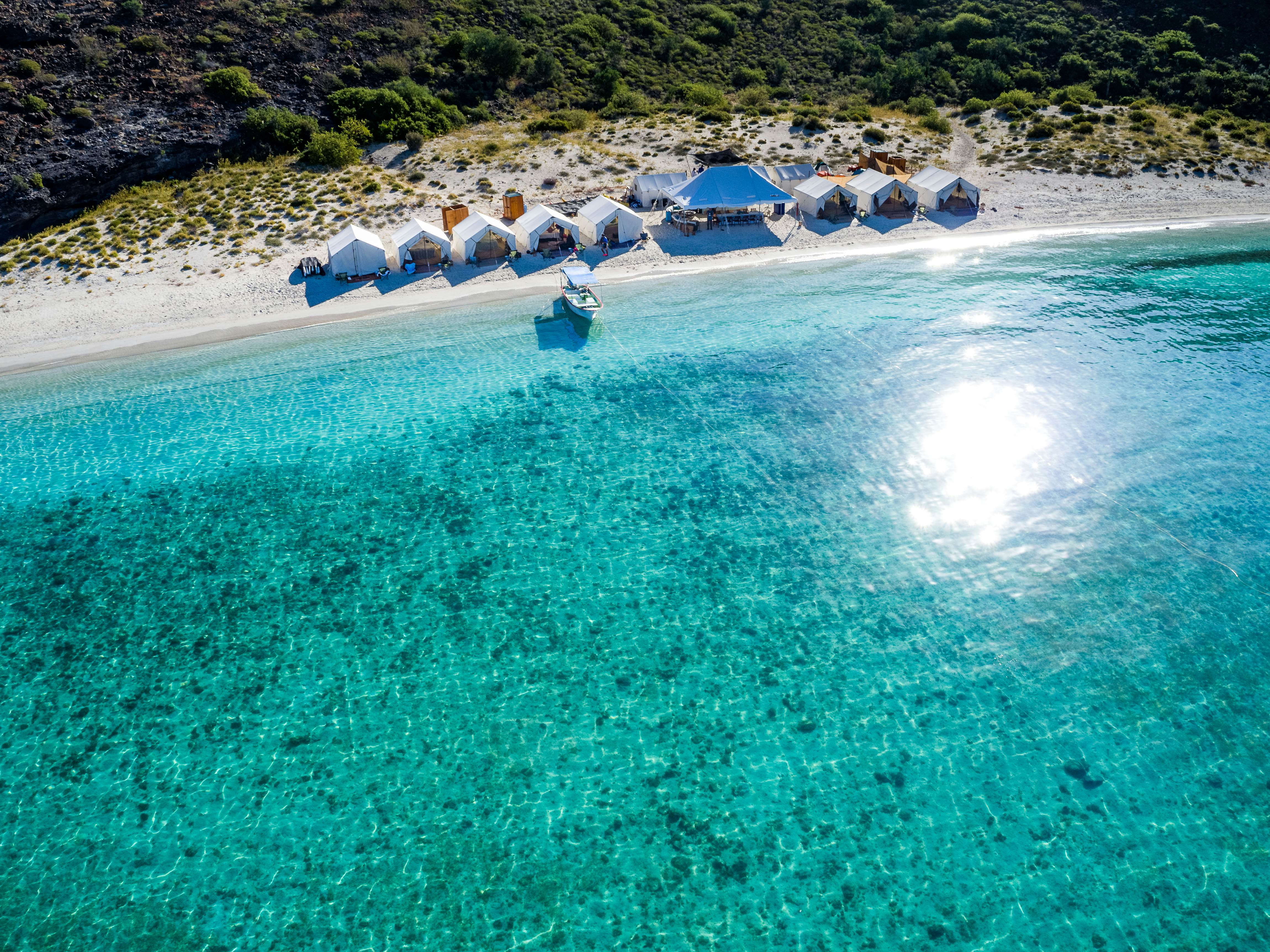 Camp Cecil de la Isla on Isla Espiritu Santo © Colin Ruggiero / Todos Santos Eco Adventures